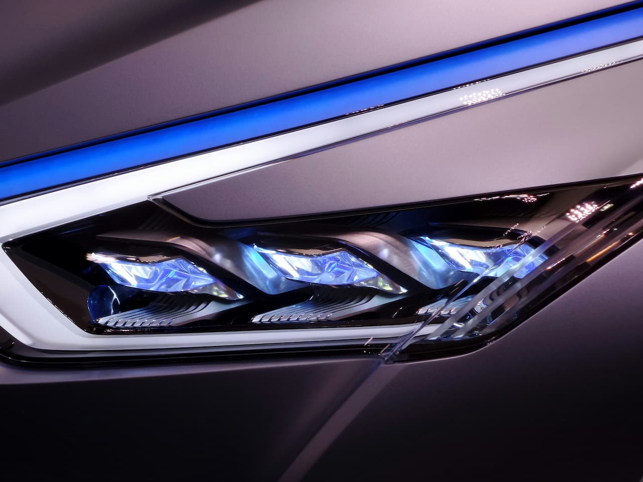 You are currently viewing Nettoyer les phares de voiture avec du WD-40 : solution miracle ou simple cache-misère ?