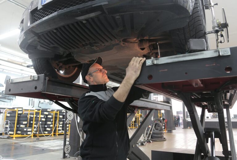 Lire la suite à propos de l’article Triangle ou bras de suspension : tout comprendre sur ce composant clé de votre voiture