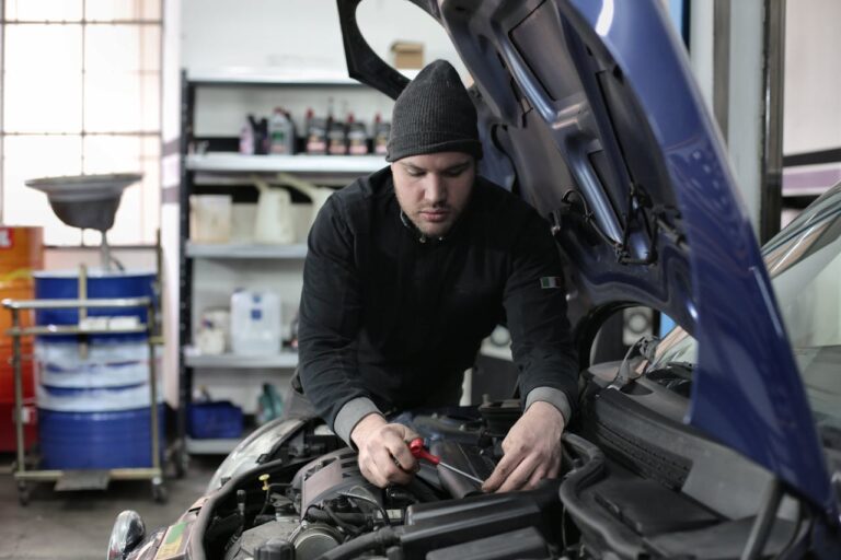 Lire la suite à propos de l’article Moteur qui refoule de l&rsquo;huile par le reniflard : causes, diagnostic et solutions