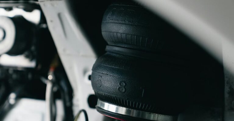 Lire la suite à propos de l’article Bruit de claquement quand je roule sur une bosse : causes et diagnostic