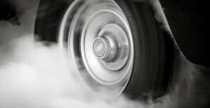 Lire la suite à propos de l’article Ma voiture fume blanc et sent mauvais : causes, diagnostic et solutions