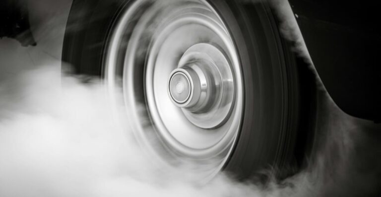Lire la suite à propos de l’article Ma voiture fume blanc et sent mauvais : causes, diagnostic et solutions