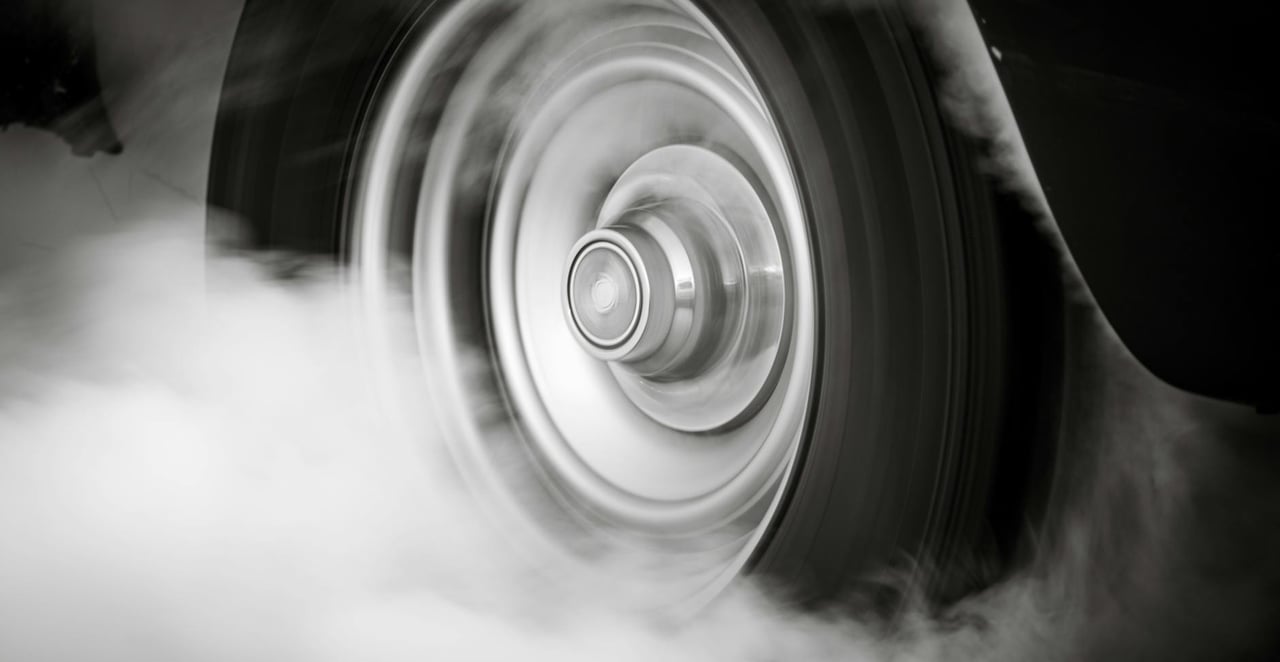 You are currently viewing Ma voiture fume blanc et sent mauvais : causes, diagnostic et solutions