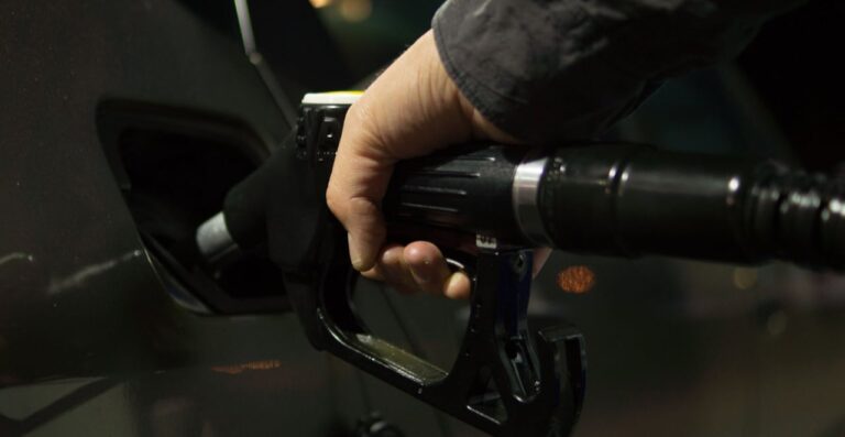 Lire la suite à propos de l’article Liste des voitures compatibles E85 sans kit : les modèles d&rsquo;origine en 2026