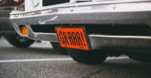 Lire la suite à propos de l’article Historique voiture avec plaque d&rsquo;immatriculation gratuit : le guide complet